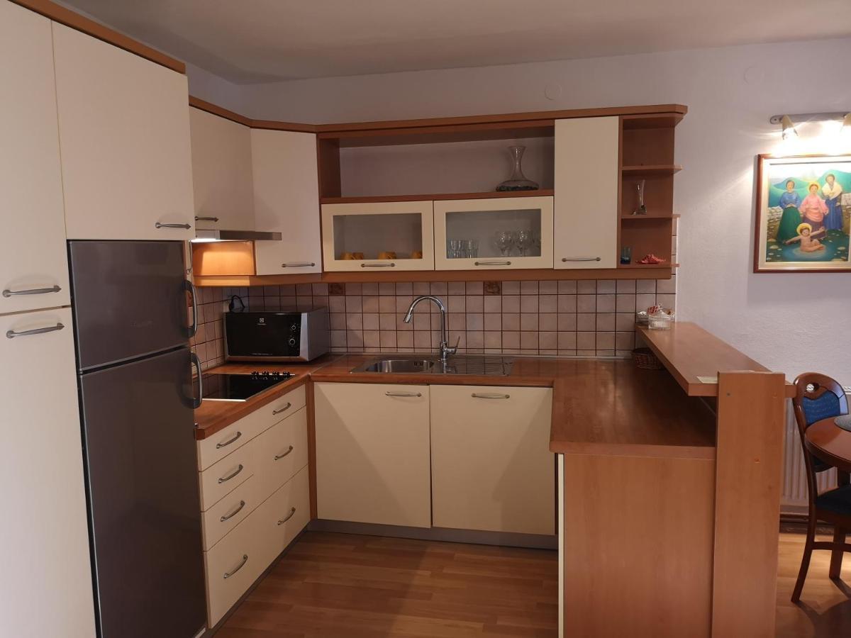 Apartments Jerko Примоштен Екстер'єр фото